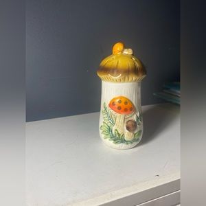 1 vintage mushroom salt shaker